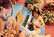 Giới trẻ đến check-in 'Ngôi nhà màu hồng và xe đạp màu xanh'