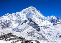 Băng tan trên đỉnh Everest để lộ ra hàng trăm thi thể