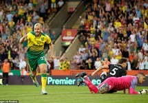 Thua sốc Norwich City, Man. City ‘hụt hơi’ trước Liverpool