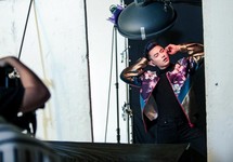 Vừa nhá ảnh hậu trường, fans của Isaac bấn loạn