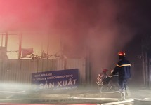 Biển lửa bao trùm nhà xưởng ở Thủ Đức trong đêm