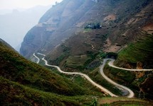 Nếu khỏa thân ở Mã Pì Lèng không sao, pháp luật đang ở đâu?