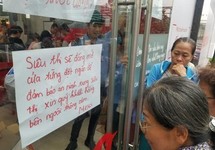 Cận cảnh Auchan 'vỡ trận' do dân đổ xô mua hàng giảm giá