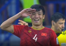 Ghi bàn quyết định, Bùi Tiến Dũng giơ tay chào đầy cảm xúc