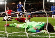 Ghi hai bàn bằng đầu, MU ‘đá bay’ Chelsea khỏi FA Cup