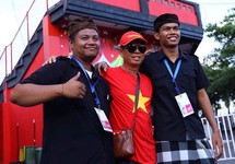 CĐV Việt Nam và Indonesia tình thương mến thương bên ngoài sân