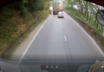 Đôi nam nữ vượt ẩu trên đường đèo