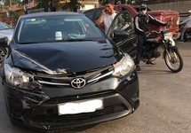 Mất tiền vì nắp capo rơi vào ô tô phía sau