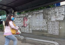 Nhà chờ xe buýt dày đặc quảng cáo cho vay tiền