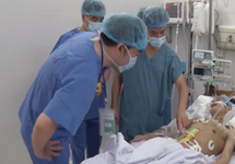 Lần đầu tiên bác sĩ Việt Nam ghép ruột thành công