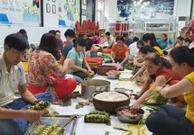 Vũng Tàu: Hàng ngàn chiếc bánh kèm muối mè gửi tặng miền Trung