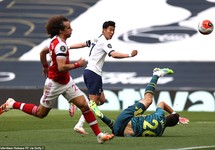 Arsenal thua ngược Tottenham, Leicester đại bại, MU mở hội
