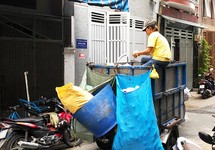 Phân loại, thu gom rác thải nguy hại hộ gia đình