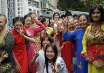 Khi chị em xóm ve chai làm đẹp