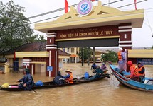 Nhiều trường giảm học phí, tặng học bổng cho sinh viên vùng lũ
