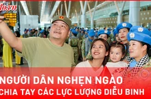 Người dân nghẹn ngào chia tay các lực lượng diễu binh tại sân bay Tân Sơn Nhất