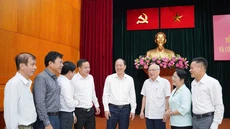 Phó Bí thư thường trực Thành ủy TP.HCM Nguyễn Hồ Hải (thứ tư từ phải qua) cùng các đại biểu tham dự hội nghị. Ảnh: THUẬN VĂN