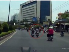 Bị cướp bất ngờ khi xài điện thoại trên đường