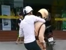 Clip CSGT bị nam thanh niên hạ gục trên đường