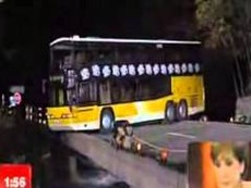 Nín thở nhìn tài xế xe bus quay đầu xe