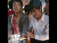 Tuyệt chiêu mở chai bia bằng điện thoại di động