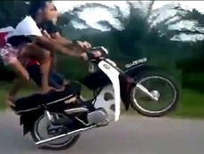 Xe 2 bánh và những trò lạng lách kinh hoàng trên xa lộ