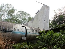 Máy bay Boeing 707 hoang phế giữa lòng Sài Gòn