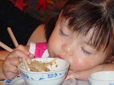 Đáng yêu trẻ vừa ăn vừa ngủ gà gật