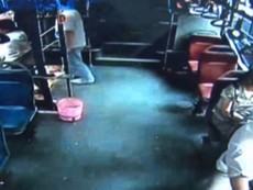 Sốc với màn xuống xe bus bằng... cửa sổ