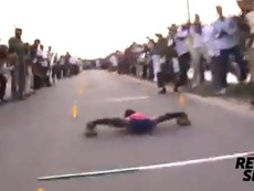 Há hốc mồm với cuộc thi trượt patin không giống ai