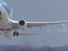 Video: Máy bay rò rỉ nhiên liệu khi cất cánh