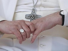Giáo hoàng Francis liên tục né không cho tín đồ hôn nhẫn