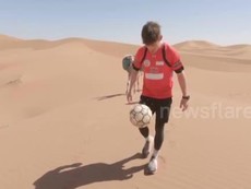 Video: Vừa đi vừa tâng bóng 100km quanh sa mạc Sahara