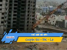 Khoảnh khắc cần cẩu công trình đổ sập đè nhà dân