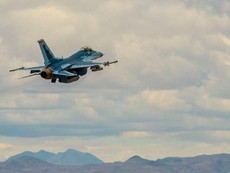 Video: Xem F-16 Mỹ sơn màu giống Su- 57 Nga lần đầu cất cánh
