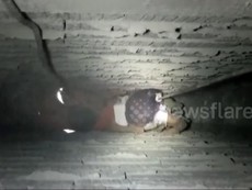 Giải cứu bé gái mắc kẹt giữa khoảng trống hai bức tường