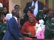 Nghị sĩ Kenya bị quốc hội mời ra ngoài vì mang con theo họp