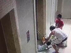 Xe đẩy kẹt thang máy, bé trai bị kéo lên không trung