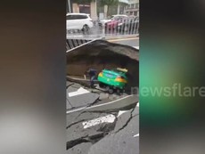 Hố tử thần 60 m2 nuốt chửng xe taxi