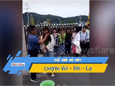 Giáo viên lau mặt học sinh trước khi cho vào trường