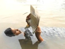 Nàng tiên cá Ấn Độ ăn, ngủ, đọc sách đều dưới nước