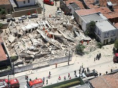Khoảnh khắc tòa nhà Brazil đổ sập, vẫn còn nhiều người mắc kẹt