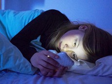 Smartphone có thể gây mù nếu sử dụng trước khi ngủ