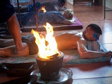 Trải nghiệm massage bằng chân và lửa ở Thái Lan