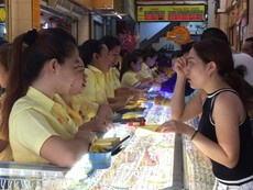 Nhộn nhịp mua vàng ngày Vía Thần tài tại TP.HCM
