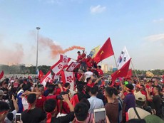 CĐV Việt Nam đốt pháo sáng ngoài sân Mỹ Đình