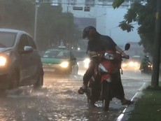 TP.HCM hứng chịu mưa lớn, nhiều nơi ngập sâu
