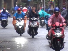 Sinh hoạt của người dân TP.HCM khi bão số 9 đổ bộ