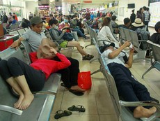 Người dân chật vật tại Bến xe Miền Đông chờ mua vé