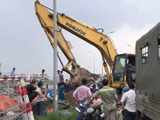 TP.HCM đưa cơ giới khắc phục bờ bao, đối phó với triều cường